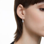 Bông tai Swarovski 5636717 Stilla khi đeo trên tai