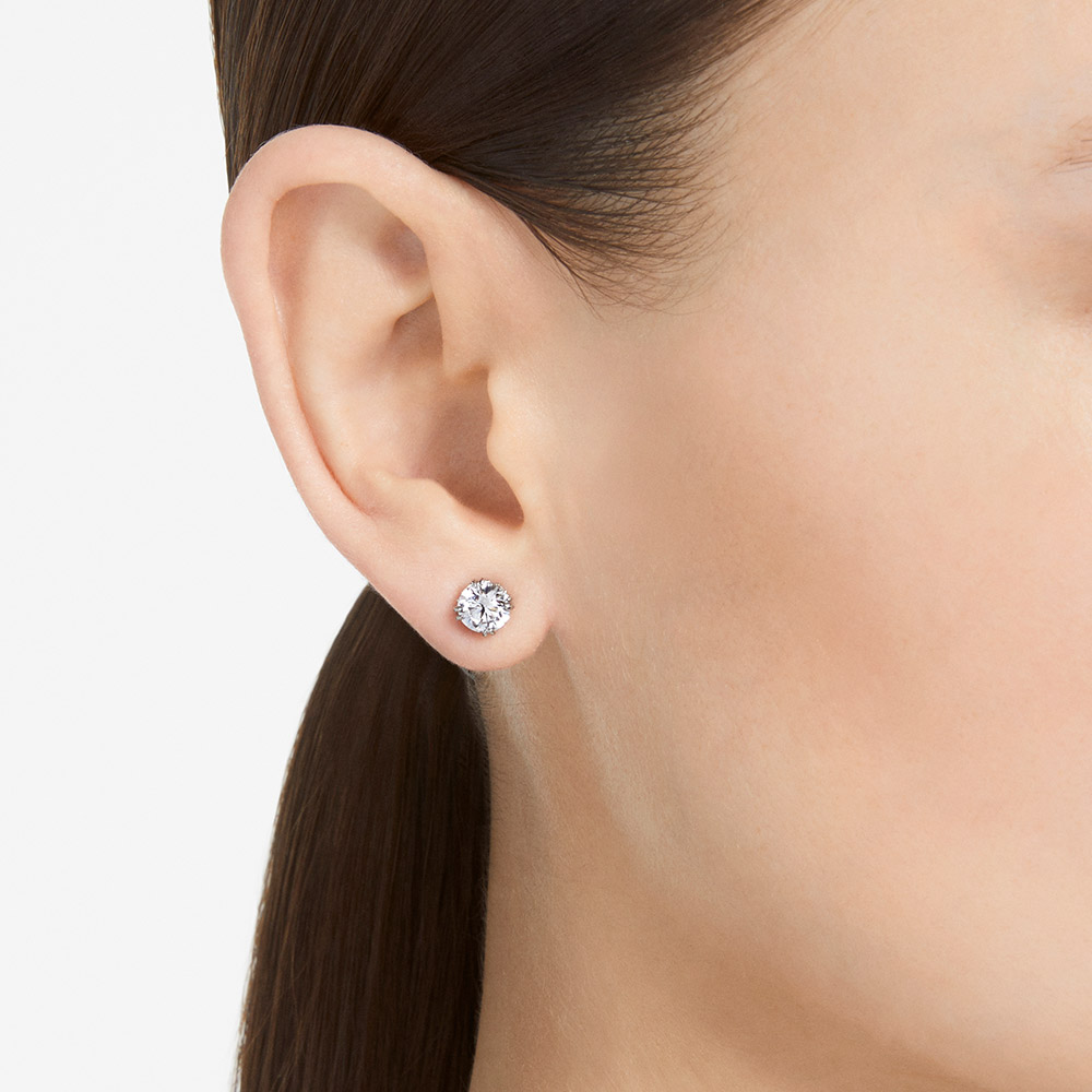 Bông tai Swarovski 5636712 Stilla khi đeo trên tai
