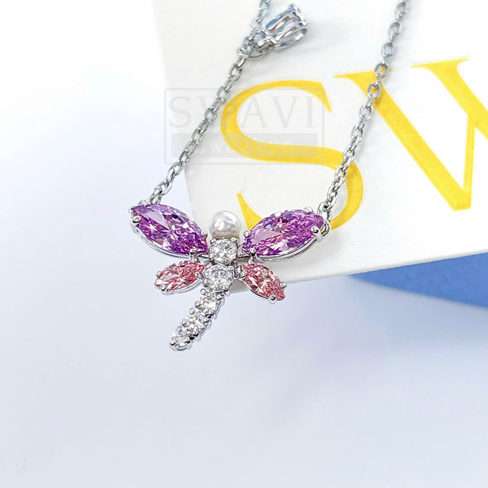 Chi tiết motif chuồn chuồn Swarovski 5737383 Ariana Grande