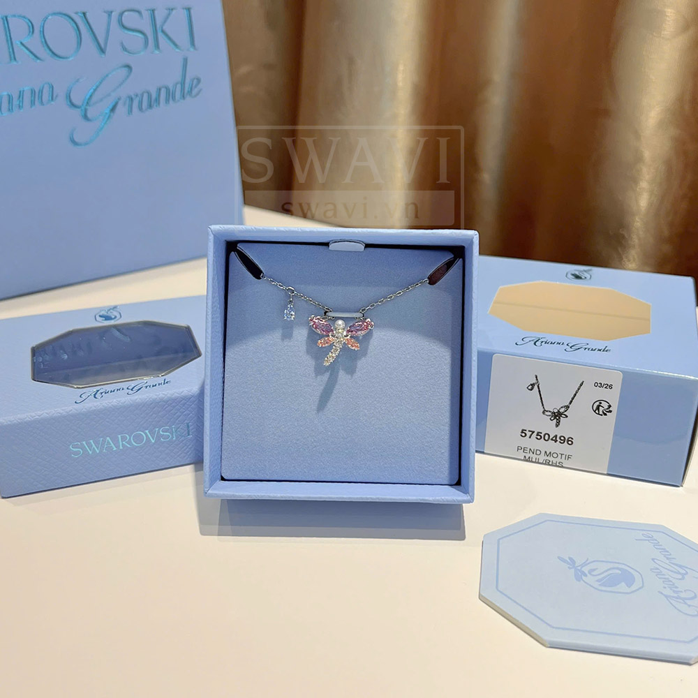 Chi tiết motif chuồn chuồn Swarovski 5737383 Ariana Grande