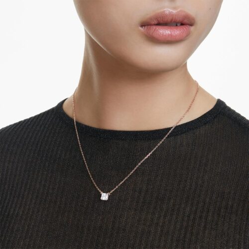 Dây chuyền Swarovski 5701904 Stilla Attract khi đeo