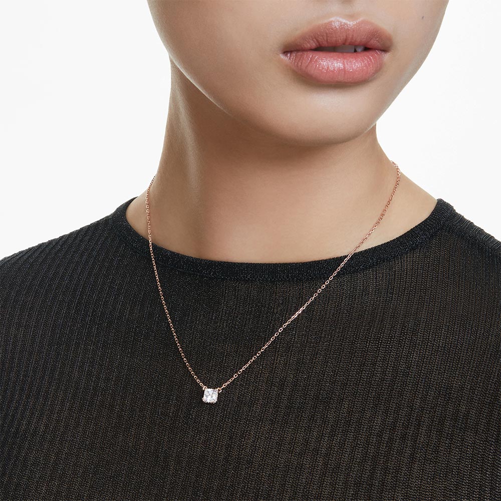 Dây chuyền Swarovski 5701904 Stilla Attract khi đeo