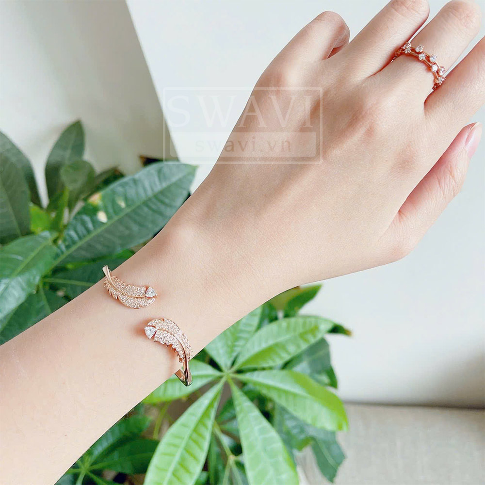 Vòng tay Swarovski 5663479 Idyllia khi đeo trên cổ tay