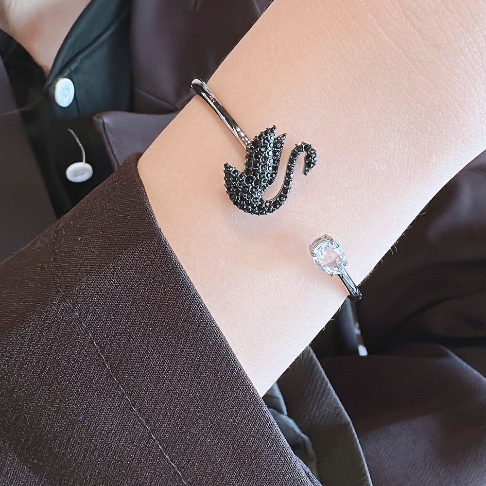 Vòng tay Swarovski 5688745 Swan bangle khi đeo trên cổ tay