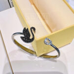 Vòng tay Swarovski 5688745 Swan bangle hình chụp thật