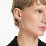 Bông tai Swarovski 5732253 Constella stud earrings khi đeo
