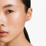 Bông tai Swarovski 5723557 Lifelong Bow khi đeo trên tai