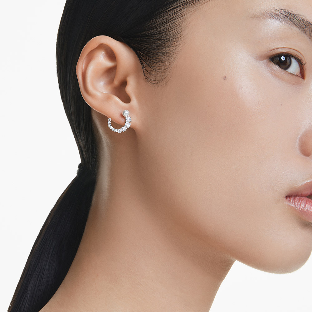 Bông tai Swarovski 5692260 Matrix hoop earrings khi đeo