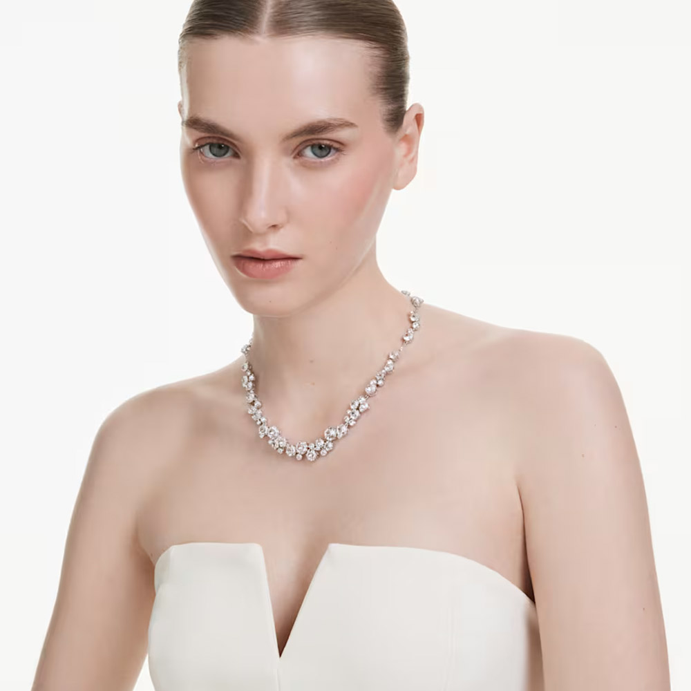 Dây chuyền Swarovski 5722472 Constella necklace khi đeo