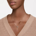 Dây chuyền Swarovski 5647569 Hyperbola Y pendant khi đeo