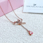 Chi tiết đá hồng Swarovski 5647569 Hyperbola Y pendant