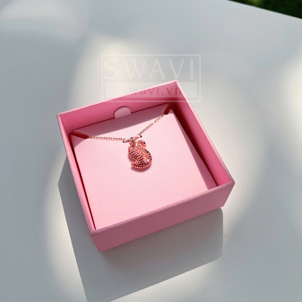 Chi tiết pavé hồng Swarovski 5647552 Swan pendant