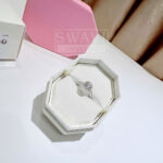 Chi tiết đá trung tâm Swarovski 5717930 Una Angelic ring