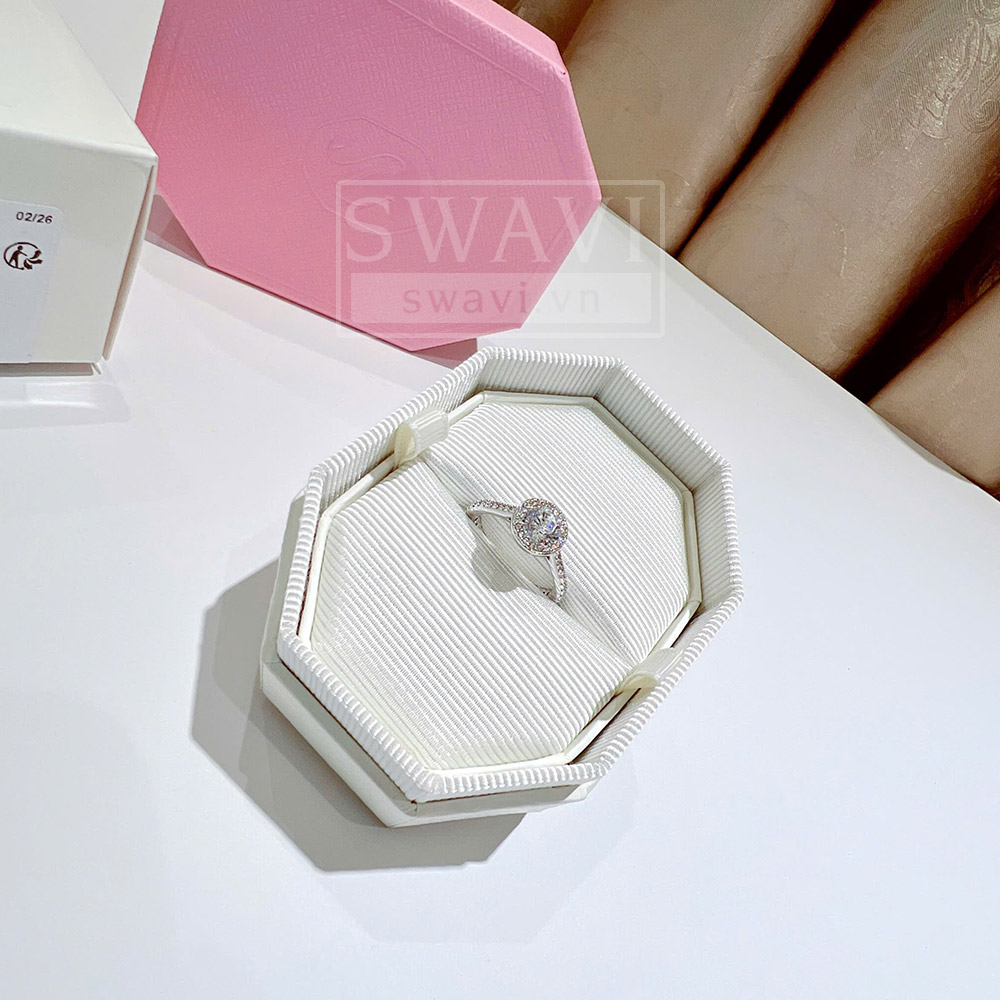 Chi tiết đá trung tâm Swarovski 5717930 Una Angelic ring
