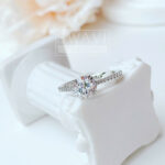 Chi tiết pavé Swarovski 5717936 Stilla cocktail ring