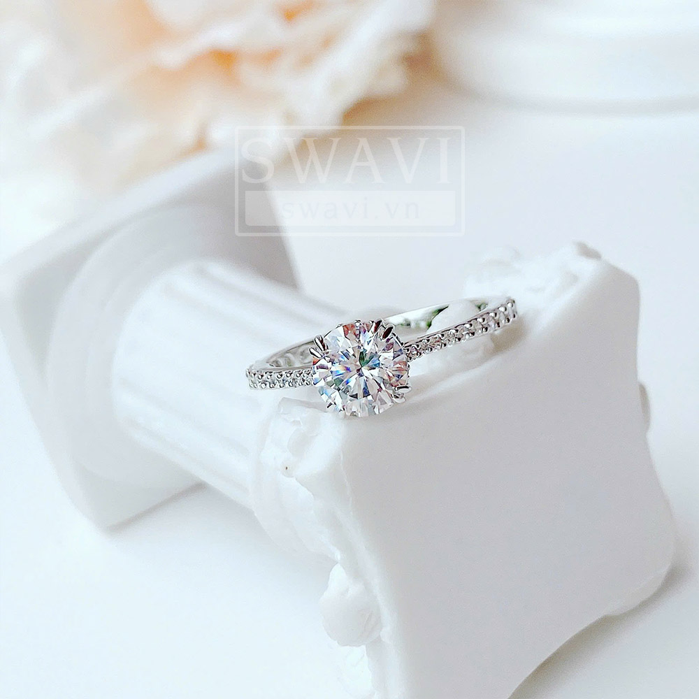 Chi tiết pavé Swarovski 5717936 Stilla cocktail ring