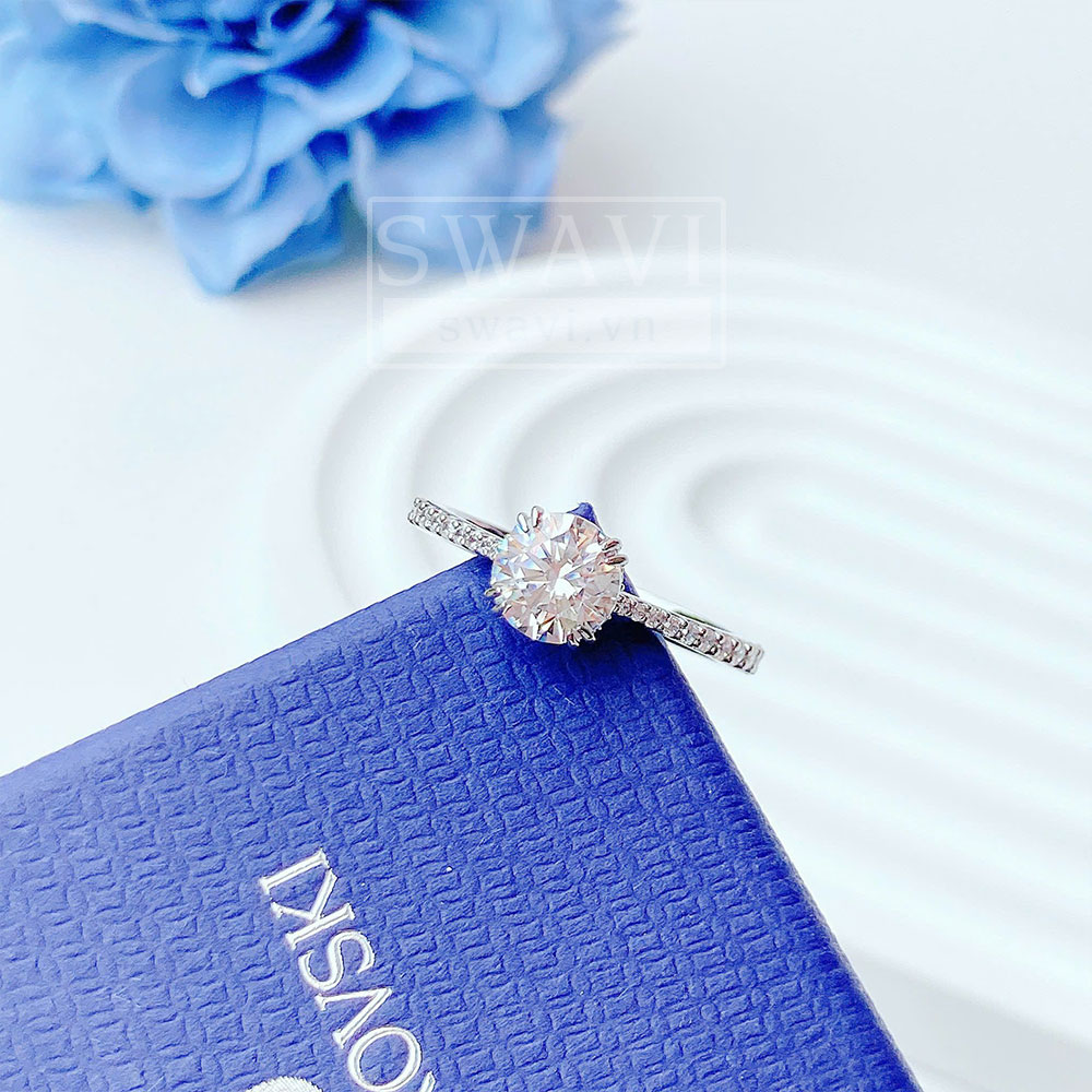 Chi tiết pavé Swarovski 5717936 Stilla cocktail ring