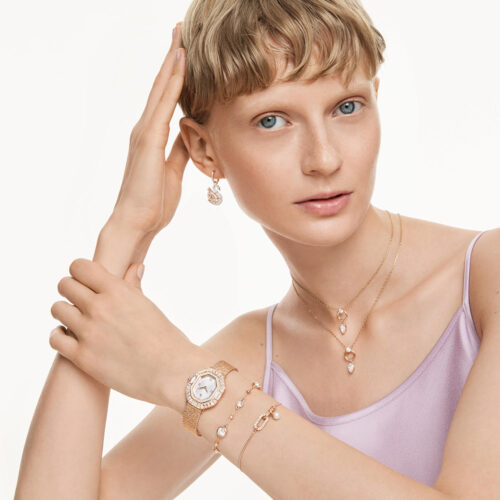 Lắc tay Swarovski 5730677 Imber khi đeo trên cổ tay