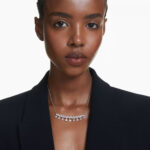 Dây chuyền Swarovski 5692637 Idyllia necklace khi đeo