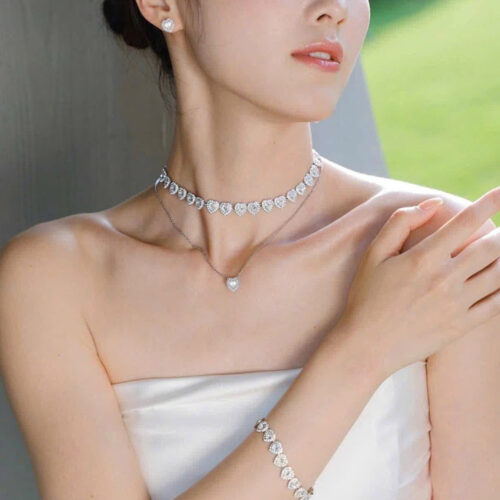 Vòng tay Swarovski 5720860 Ariana Grande x Swarovski khi đeo