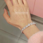 Vòng tay Swarovski 5720860 Ariana Grande x Swarovski khi đeo
