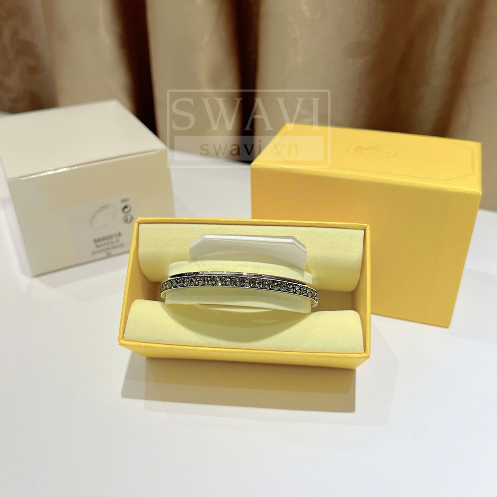 Hình chụp thật cận cảnh hàng pha lê Round cut đính chấu trên Swarovski Connexus bangle 5690018.