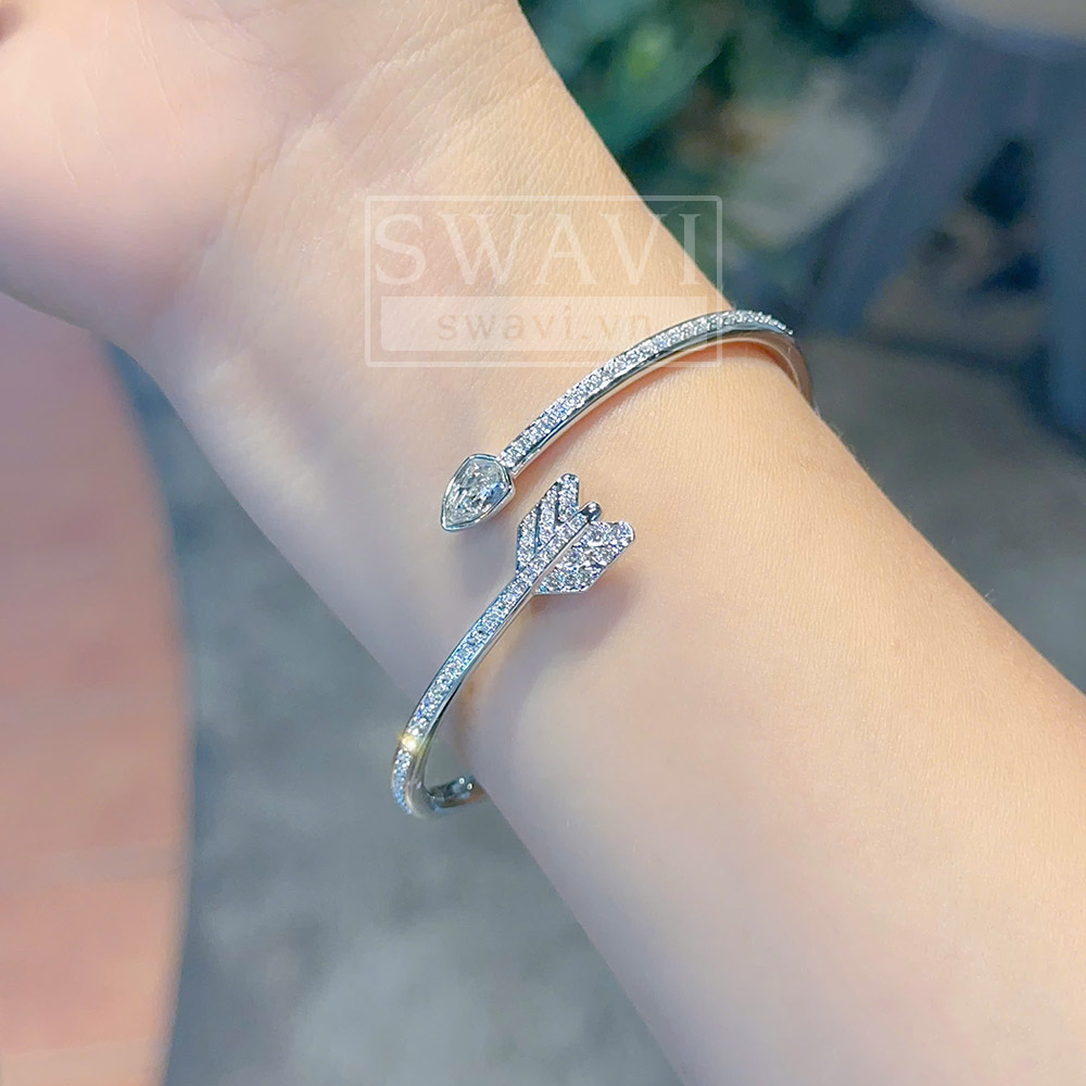 Vòng tay Swarovski 5737262 Idyllia bangle khi đeo trên cổ tay