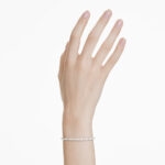 Lắc tay Swarovski 5689633 Matrix bracelet khi đeo trên cổ tay