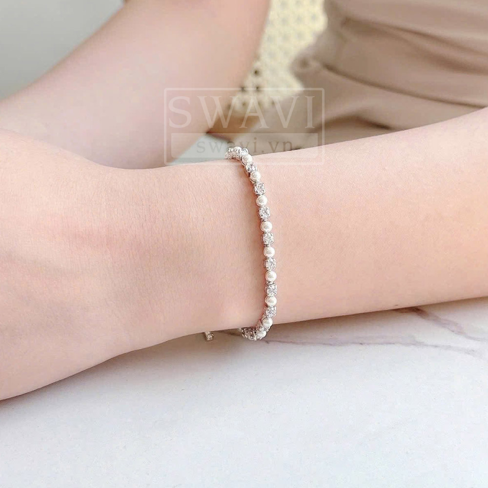 Swarovski 5689633 Matrix bracelet Crystal Pearl khi đeo