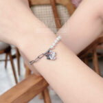 Vòng tay Swarovski 5705720 Swan bracelet khi đeo trên cổ tay
