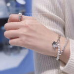 Swarovski 5705720 Swan bracelet Crystal Pearl khi đeo